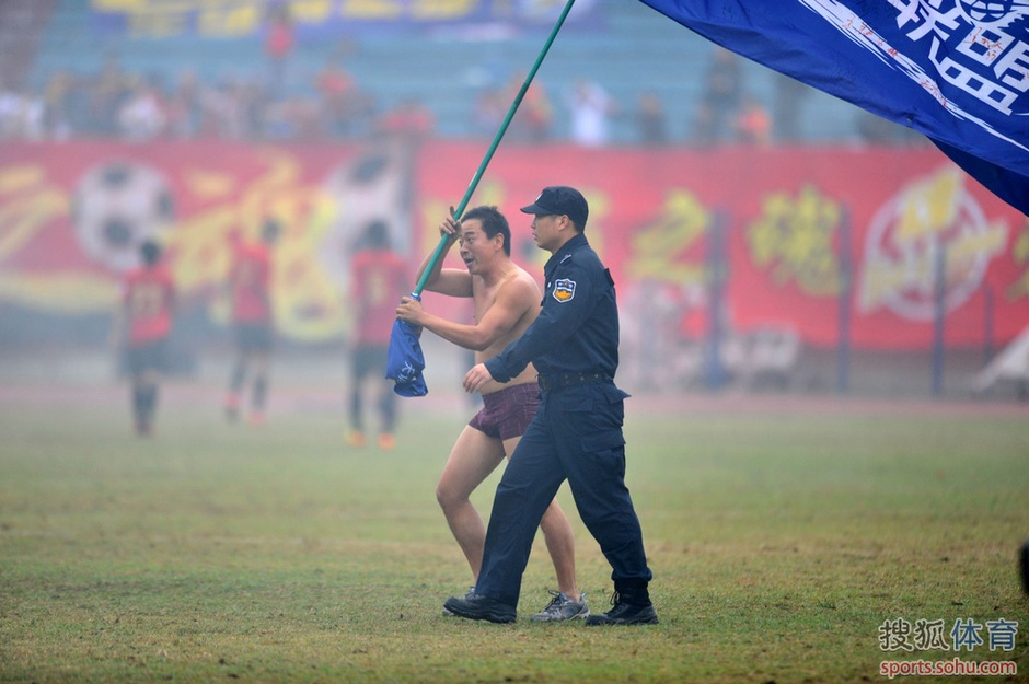  柏林联合保级成功提前三轮，球迷狂欢庆祝胜利  